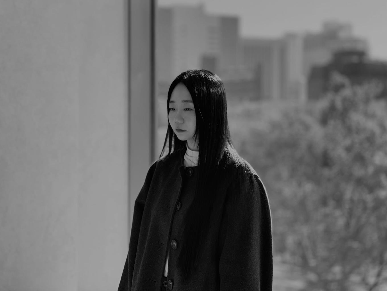 흑백, 인간의 얼굴, 의류, 사람이(가) 표시된 사진 자동 생성된 설명