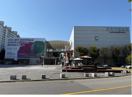 야외, 하늘, 도로, 나무이(가) 표시된 사진  자동 생성된 설명